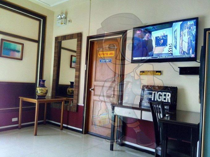 Tiger Hotel 安吉利斯 外观 照片